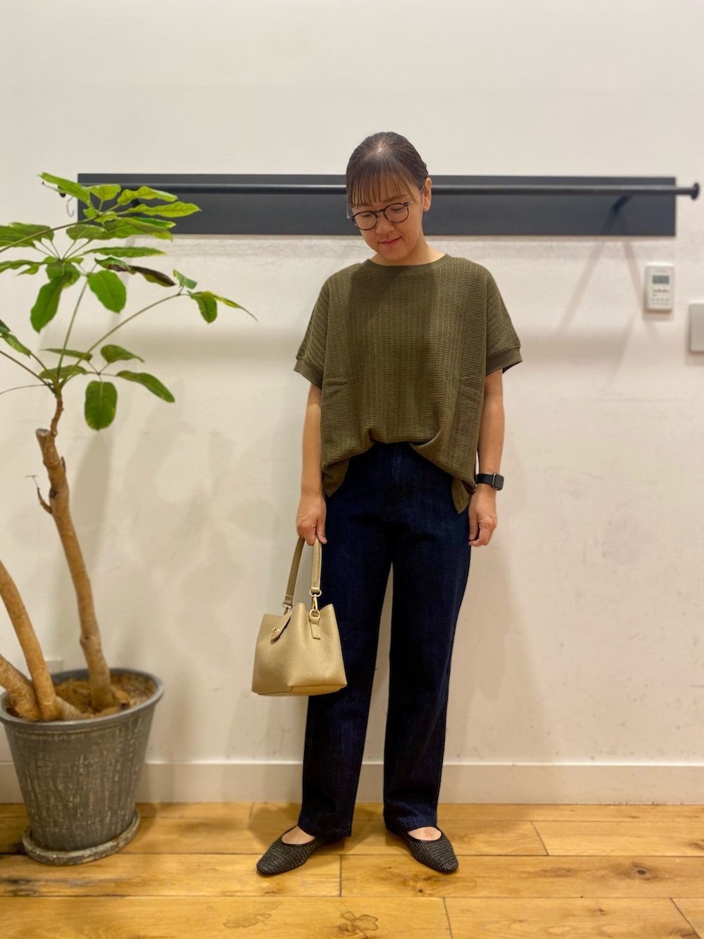 「URBAN RESEARCH DOORS、MARCO BIANCHINI、サンダル、カーキ、30代コーデ、デニム」|「URBAN RESEARCH DOORSの柄編みカットプルオーバー(Tシャツ/カットソー、グリーン系)」を使った、ながせさん(レディース・156cm)の夏コーディネートの3枚目の写真