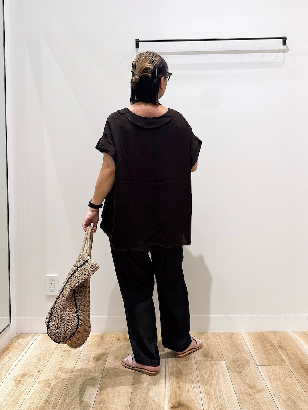 ブラウン系のシャツ/ブラウス、ブラック系のデニムパンツ、ベージュ系のトートバッグを着用したレディースの秋コーディネートの5枚目の写真