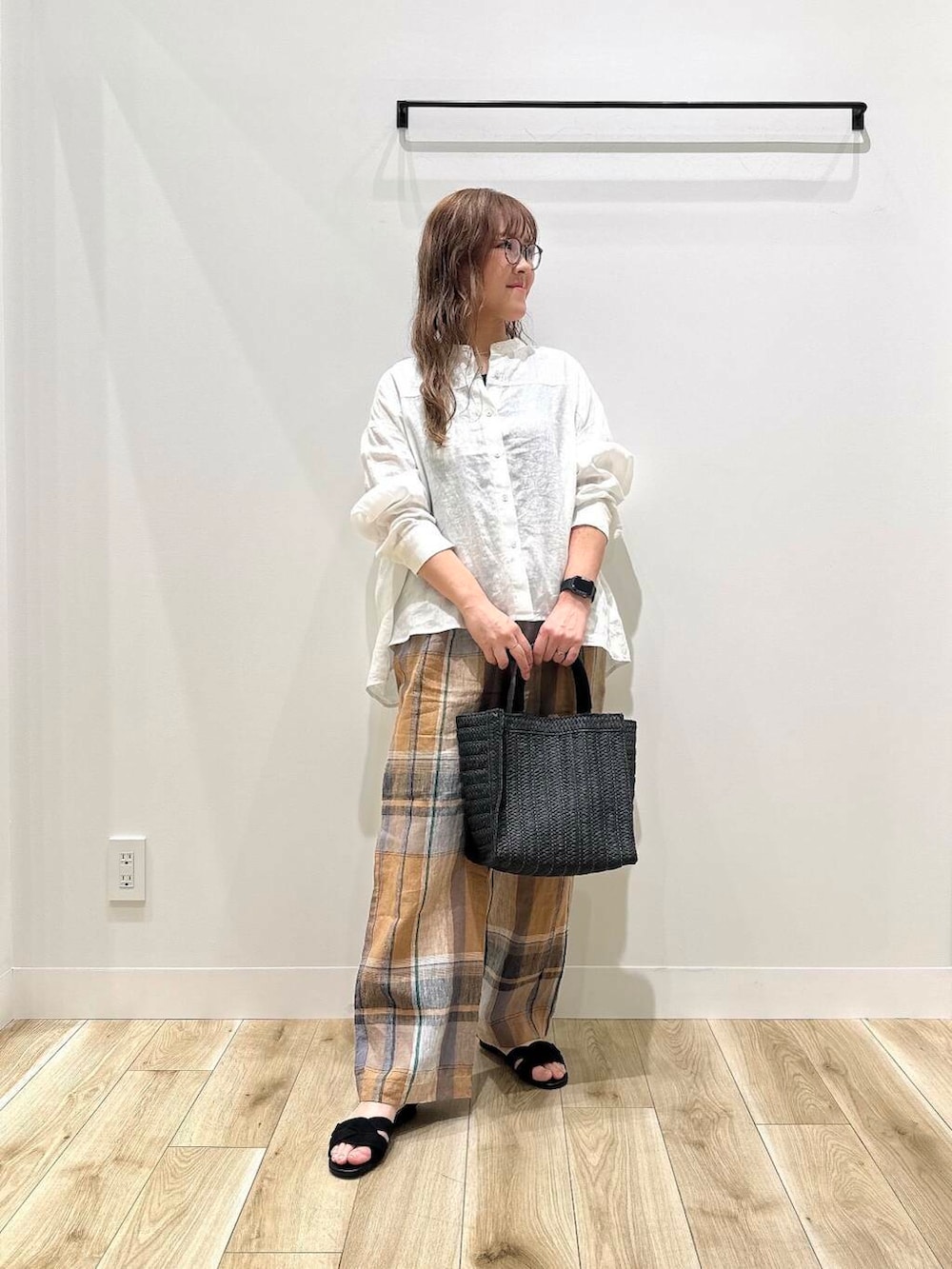 「ママコーデ、リネン、休日スタイル、低身長コーデ、30代、骨格ナチュラル、ママの体型カバー、イエベ秋、幅広、初夏のお出かけコーデ、甲高、ナチュラル×イエベ秋、ナチュラル×イエベ、ナチュラル×カジュアル、ナチュラル×低身長」｜「URBAN RESEARCH DOORSのリネンカーブスリーブブラウス（シャツ/ブラウス、ホワイト系）」を使った、ながせさん（レディース・156cm）の春コーディネートの5枚目の写真