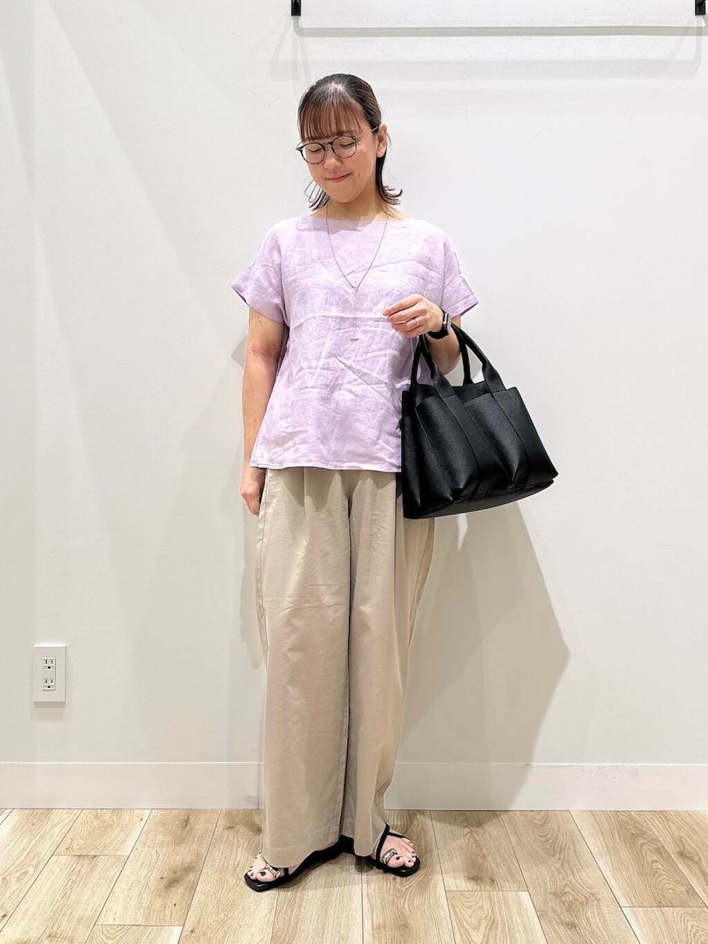 「トップス、大人カジュアル、ママコーデ、カジュアルコーデ、シンプルコーデ、低身長、デート、休日コーデ、オフィスカジュアル、オフィス、30代、楽ちん、ウエストゴム、体型カバー、骨格ナチュラル」|「RODE SKOのダブルポケットトートバッグ(トートバッグ、ブラック系)」を使った、ながせさん(レディース・156cm)の夏コーディネートの3枚目の写真