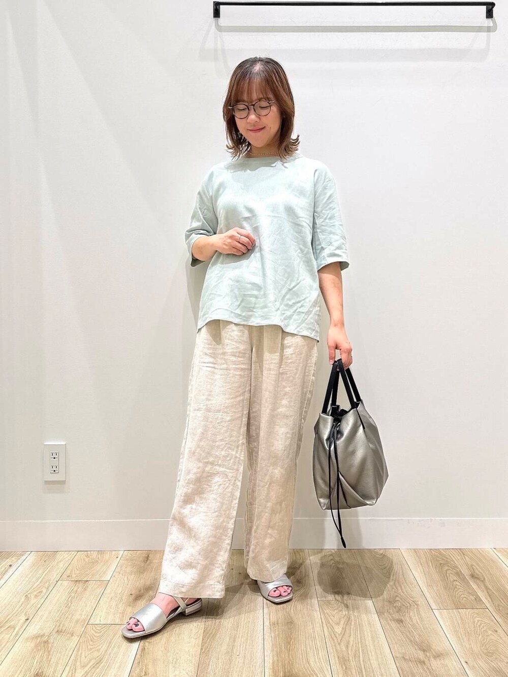 「大人カジュアル、カジュアル、ママコーデ、カジュアルコーデ、シンプルコーデ、低身長、デート、休日コーデ、doors、30代、楽ちん、ウエストゴム、体型カバー、骨格ナチュラル、30代前半」|「URBAN RESEARCH DOORSのリネンイージーパンツ(その他パンツ、ベージュ系)」を使った、ながせさん(レディース・156cm)の夏コーディネートの2枚目の写真