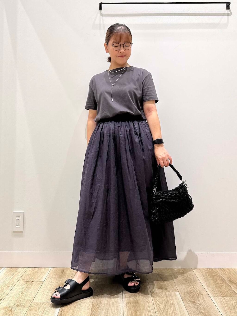 「大人カジュアル、カジュアル、ママコーデ、カジュアルコーデ、シンプルコーデ、サンダル、低身長、デート、休日コーデ、30代、楽ちん、ウエストゴム、体型カバー、骨格ナチュラル、30代前半」｜「SMELLYのパールスネークチェーン2セットネックレス（ネックレス、ゴールド系）」を使った、ながせさん（レディース・156cm）の夏コーディネートの2枚目の写真