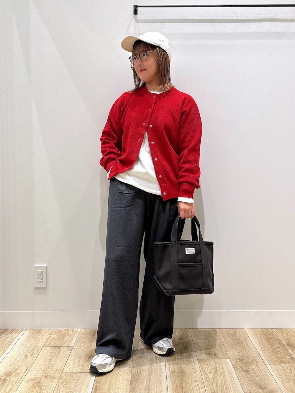 レッド系のカーディガン/ボレロ、ホワイト系のTシャツ/カットソー、グレー系のその他パンツを着用したレディースの秋コーディネートの2枚目の写真