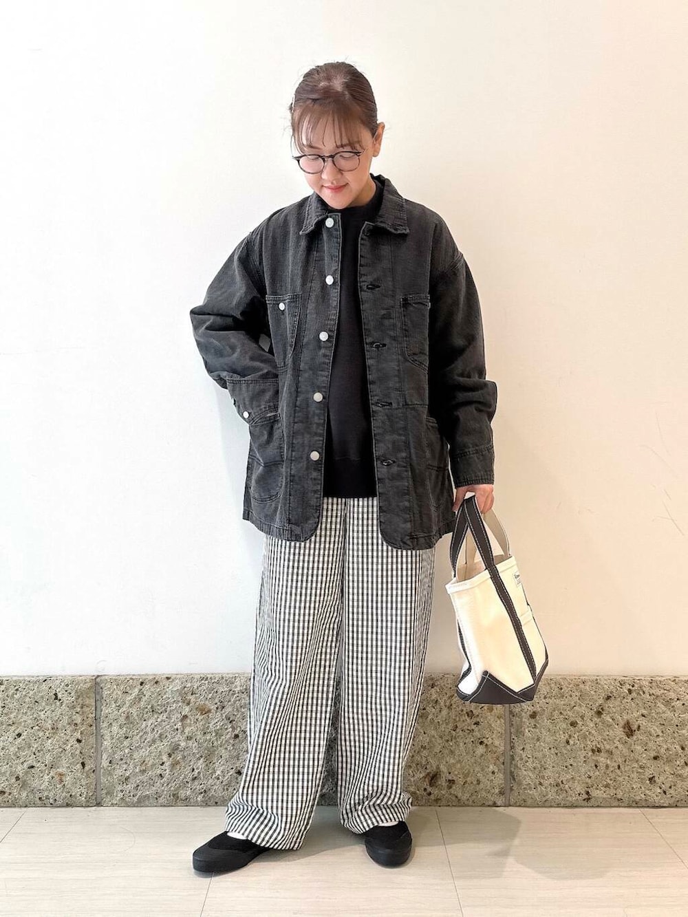 「ママコーデ、休日スタイル、低身長コーデ、30代、骨格ナチュラル、ママの体型カバー、イエベ秋、ナチュラル×イエベ秋、最旬スニーカーコーデ、初夏のお出掛けコーデ、ナチュラル×イエベ、外遊びコーデ、ナチュラル×カジュアル、ナチュラル×低身長」｜「かぐれのコットンリヨセルスウェットプルオーバー（スウェット、グレー系）」を使った、ながせさん（レディース・156cm）の春コーディネートの5枚目の写真