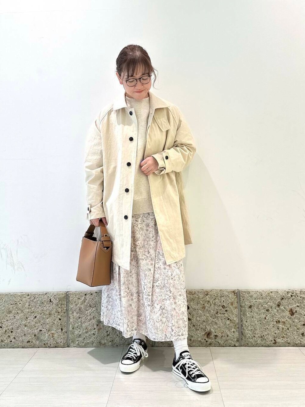 「デートコーデ、ママコーデ、かぐれ、newarrival、doors、低身長コーデ、30代、春カラーコーデ、低身長おススメアウター、ナチュラル×イエベ、ナチュラル×カジュアル」｜「かぐれのコットンリヨセルスウェットプルオーバー（スウェット、ベージュ系）」を使った、ながせさん（レディース・156cm）の春コーディネートの2枚目の写真