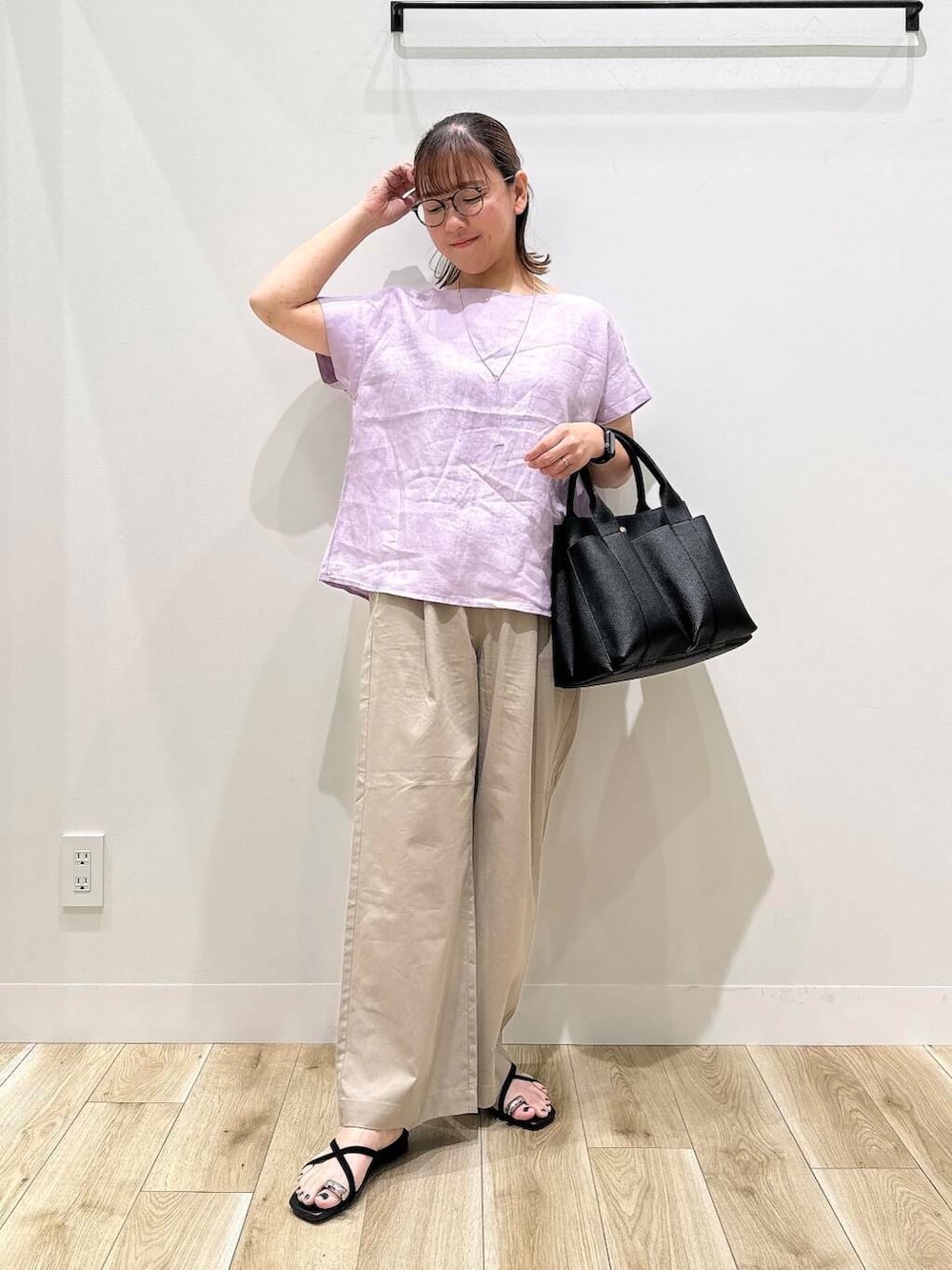 「トップス、大人カジュアル、ママコーデ、カジュアルコーデ、シンプルコーデ、低身長、デート、休日コーデ、オフィスカジュアル、オフィス、30代、楽ちん、ウエストゴム、体型カバー、骨格ナチュラル」|「RODE SKOのダブルポケットトートバッグ(トートバッグ、ブラック系)」を使った、ながせさん(レディース・156cm)の夏コーディネートの2枚目の写真