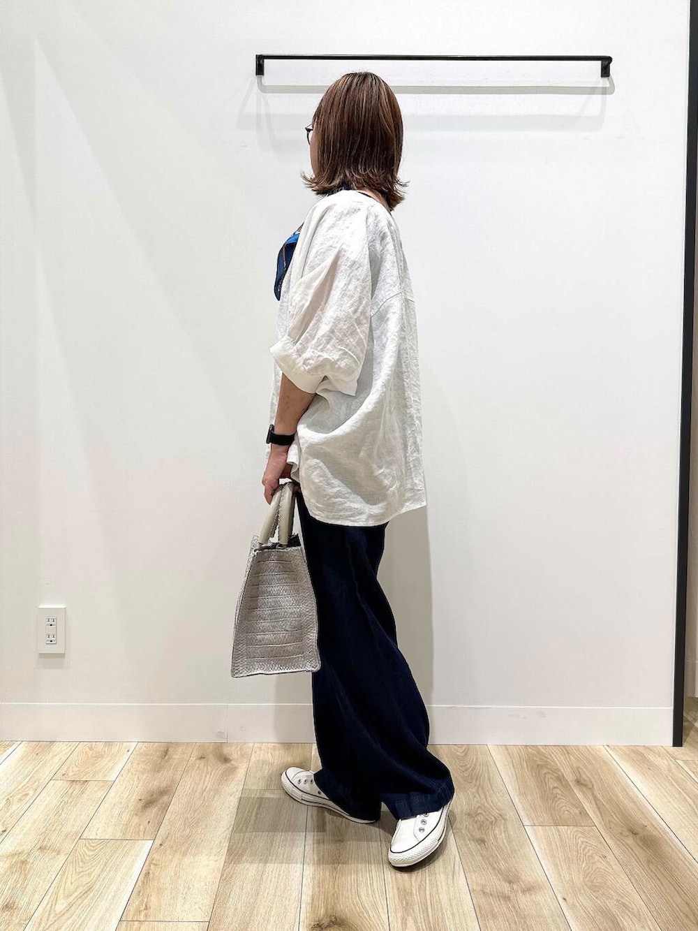 「ママコーデ、スカーフ、オフィスカジュアル、休日スタイル、低身長コーデ、30代、ママの体型カバー、イエベ秋、幅広、甲高、ナチュラル×イエベ秋、ナチュラル×カジュアル、ナチュラル×低身長、リネン着こなし術」|「CONVERSEのCONVERSE ALL STAR SLIP FE OX(スニーカー、ホワイト系)」を使った、ながせさん(レディース・156cm)の夏コーディネートの5枚目の写真
