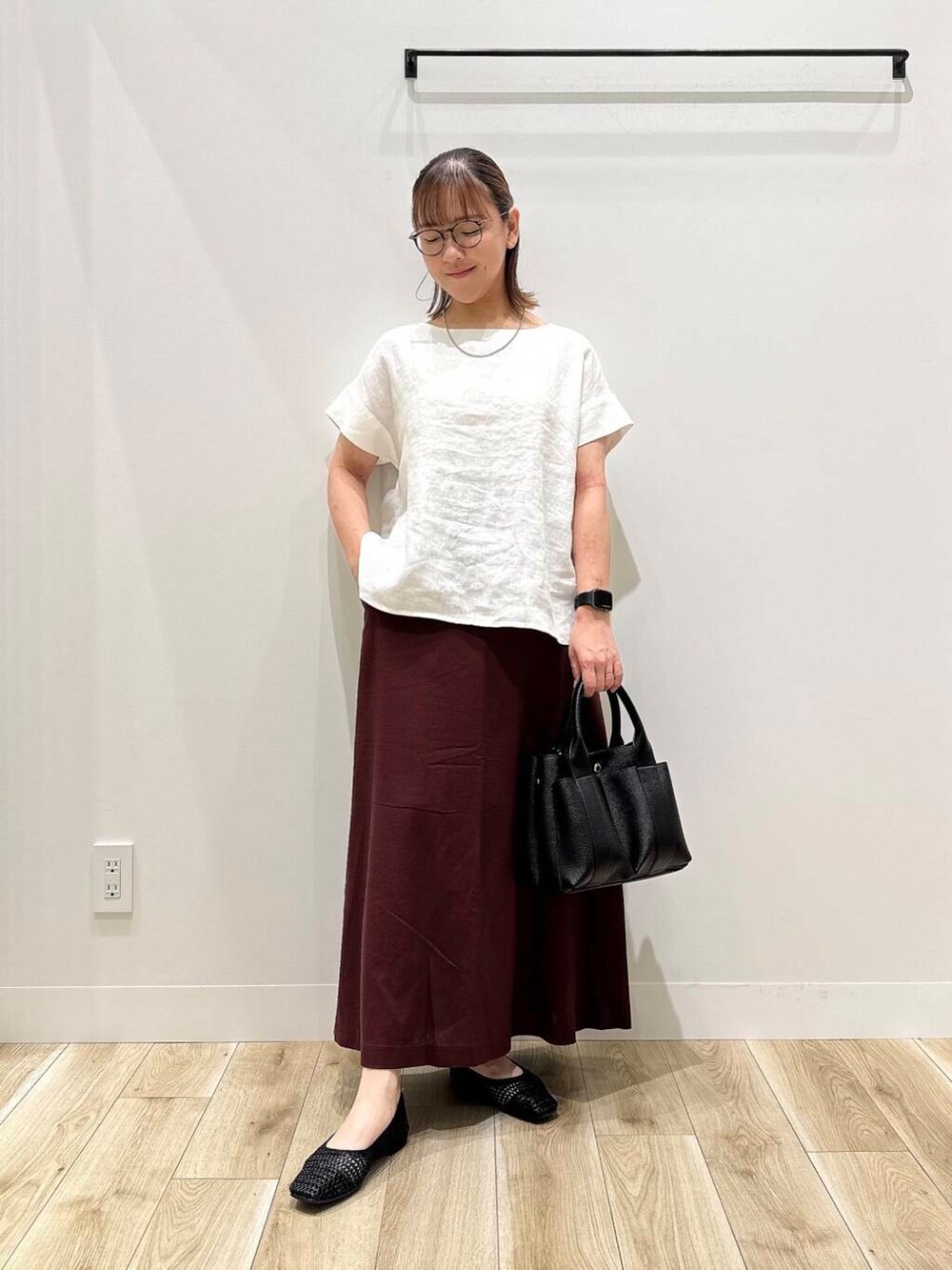 「トップス、大人カジュアル、カジュアル、ママコーデ、カジュアルコーデ、シンプルコーデ、低身長、デート、休日コーデ、オフィスカジュアル、doors、オフィス、30代、楽ちん、ウエストゴム」|「RODE SKOのプチダブルポケットトートバッグ(トートバッグ、ブラック系)」を使った、ながせさん(レディース・156cm)の夏コーディネートの4枚目の写真