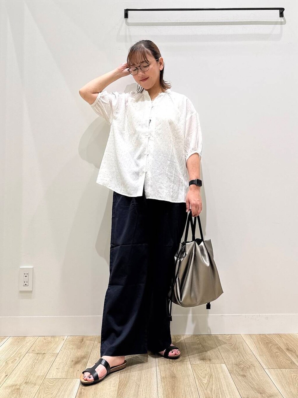 「トップス、ママコーデ、シンプルコーデ、ブラウス、低身長、デート、オフィスカジュアル、オフィス、30代、楽ちん、ウエストゴム、体型カバー、骨格ナチュラル、30代前半、幅広」｜「URBAN RESEARCH DOORSのレーヨンコットンイージーパンツ（その他パンツ、ブルー系）」を使った、ながせさん（レディース・156cm）の夏コーディネートの3枚目の写真