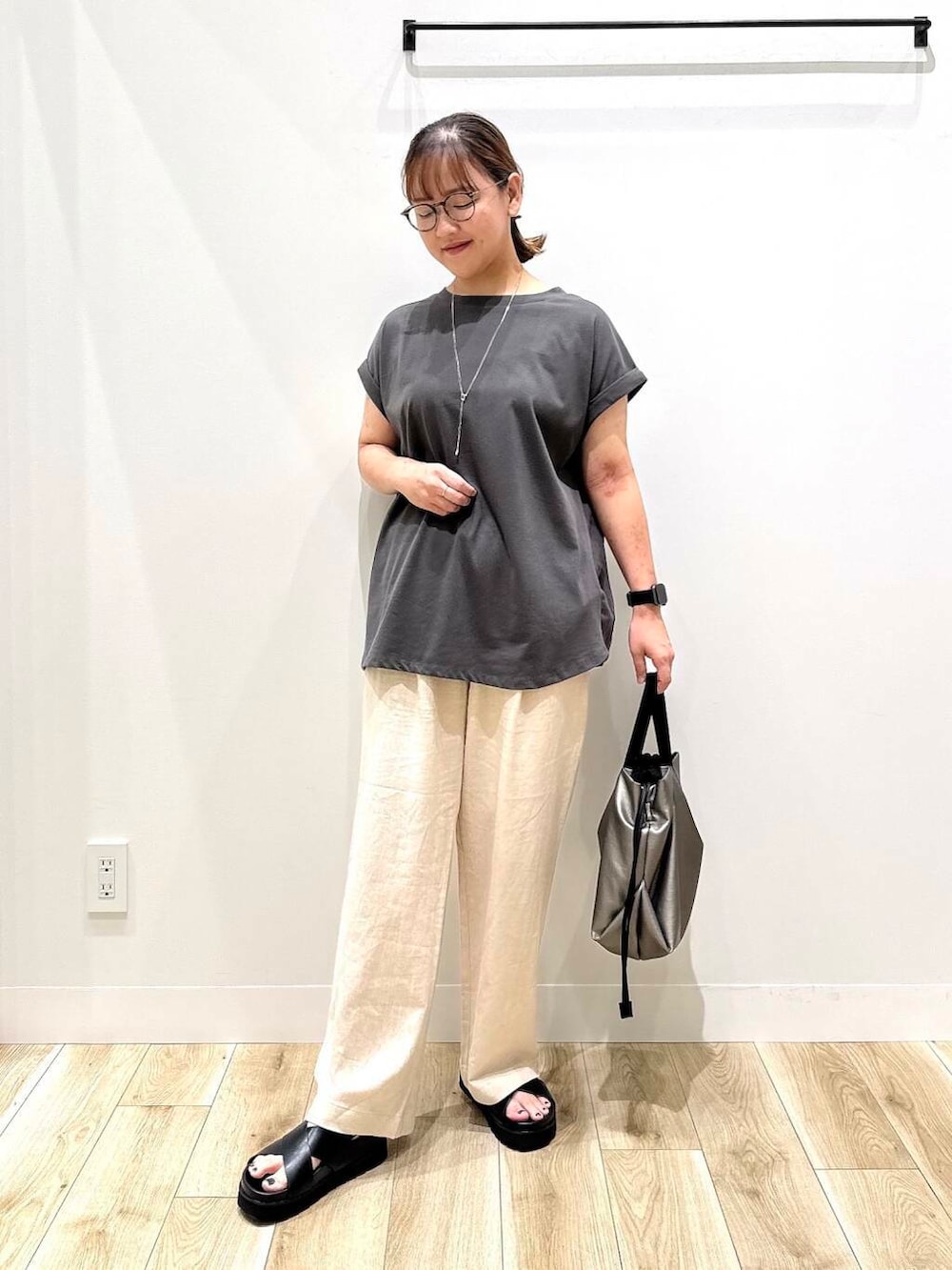 「トップス、大人カジュアル、カジュアル、ママコーデ、カジュアルコーデ、シンプルコーデ、サンダル、低身長、デート、休日コーデ、オフィスカジュアル、オフィス、30代、楽ちん、ウエストゴム」｜「RODE SKOのウォッシャブルミニショルダーバッグ（ショルダーバッグ、シルバー系）」を使った、ながせさん（レディース・156cm）の夏コーディネートの2枚目の写真