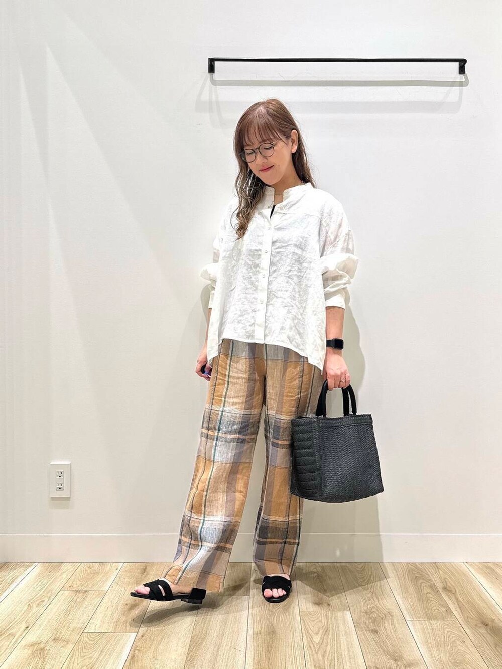 「ママコーデ、リネン、休日スタイル、低身長コーデ、30代、骨格ナチュラル、ママの体型カバー、イエベ秋、幅広、初夏のお出かけコーデ、甲高、ナチュラル×イエベ秋、ナチュラル×イエベ、ナチュラル×カジュアル、ナチュラル×低身長」｜「URBAN RESEARCH DOORSのリネンカーブスリーブブラウス（シャツ/ブラウス、ホワイト系）」を使った、ながせさん（レディース・156cm）の春コーディネートの3枚目の写真