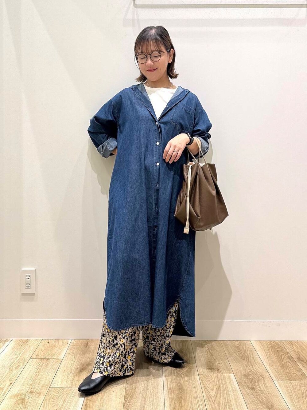 ブルー系のワンピース、ベージュ系のその他パンツ、ブラック系のパンプスを着用したレディースの夏コーディネートの2枚目の写真