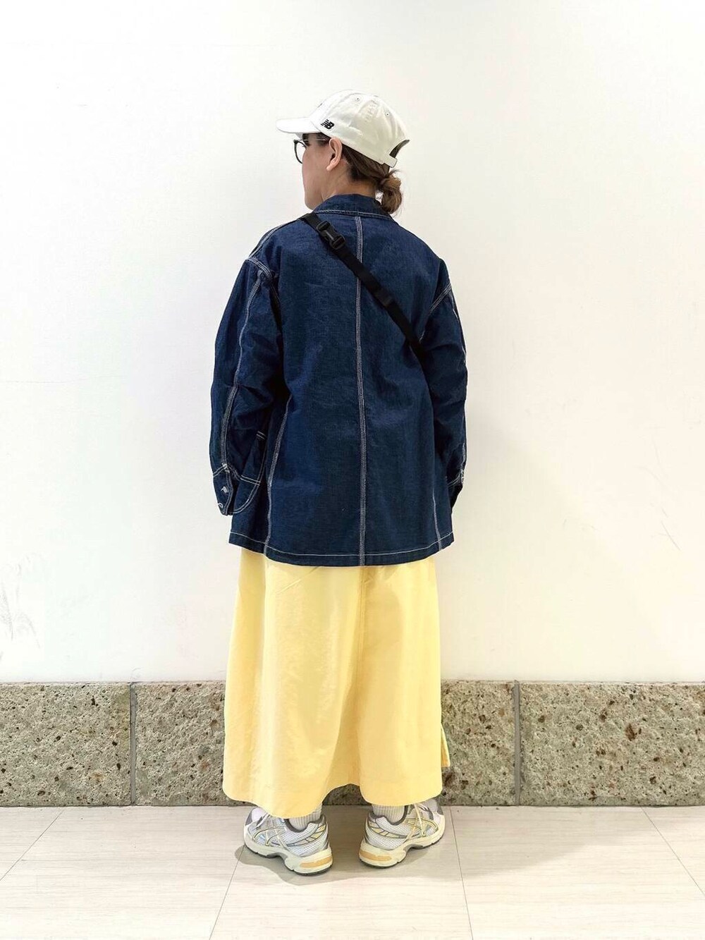 「ママコーデ、newarrival、doors、低身長コーデ、EKAL、30代、春カラーコーデ、ここでしか手に入らない別注アイテム、ナチュラル×イエベ、ナチュラル×カジュアル」｜「FORK&SPOONのFORK&SPOON　スーピマコットン混反毛クルーネックスウェット（スウェット、ホワイト系）」を使った、ながせさん（レディース・156cm）の春コーディネートの5枚目の写真