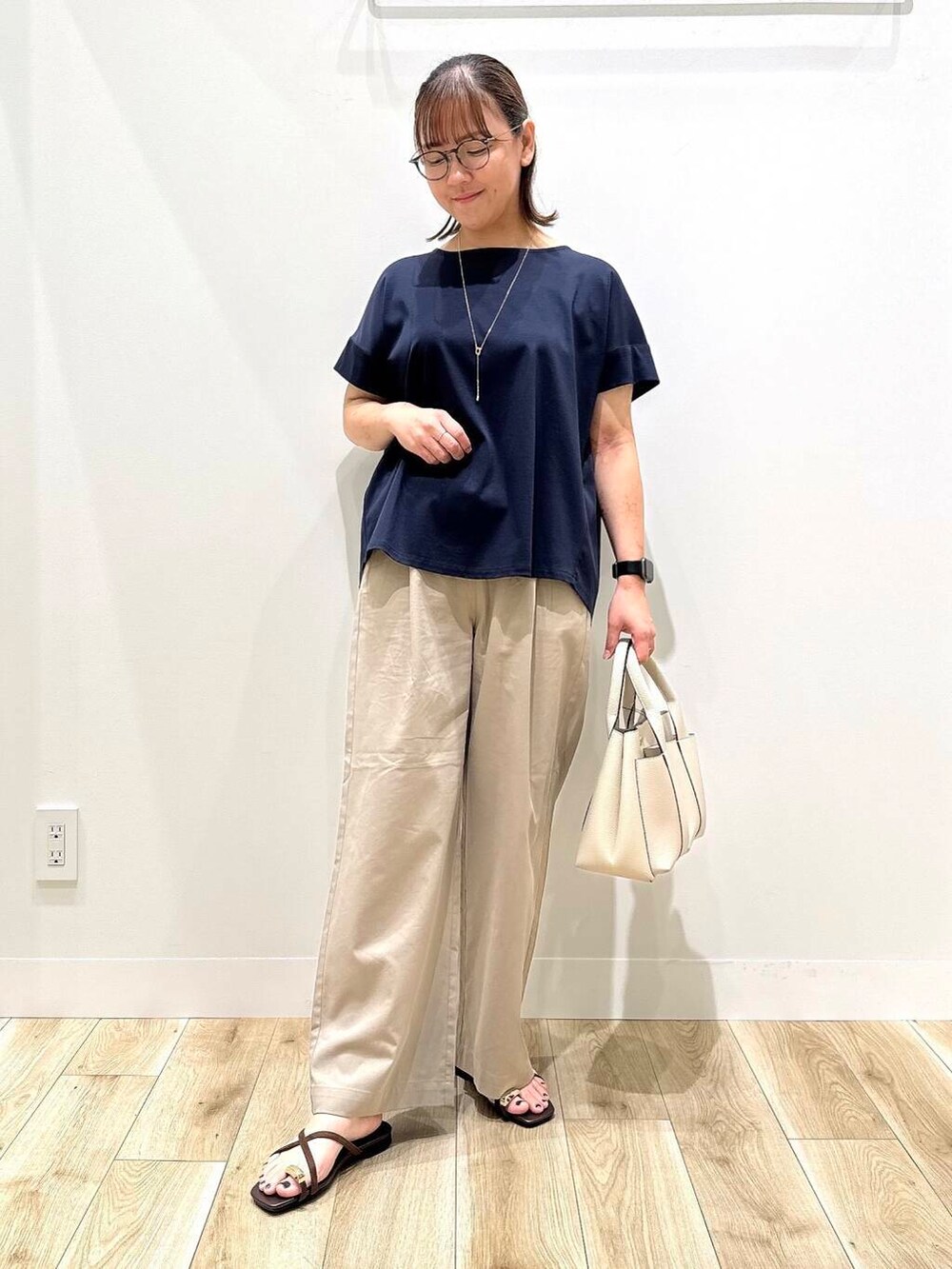 「トップス、大人カジュアル、ママコーデ、シンプルコーデ、低身長、オフィスカジュアル、doors、オフィス、30代、楽ちん、ウエストゴム、体型カバー、骨格ナチュラル、30代前半、幅広」|「RODE SKOのプチダブルポケットトートバッグ(トートバッグ、ホワイト系)」を使った、ながせさん(レディース・156cm)の夏コーディネートの3枚目の写真