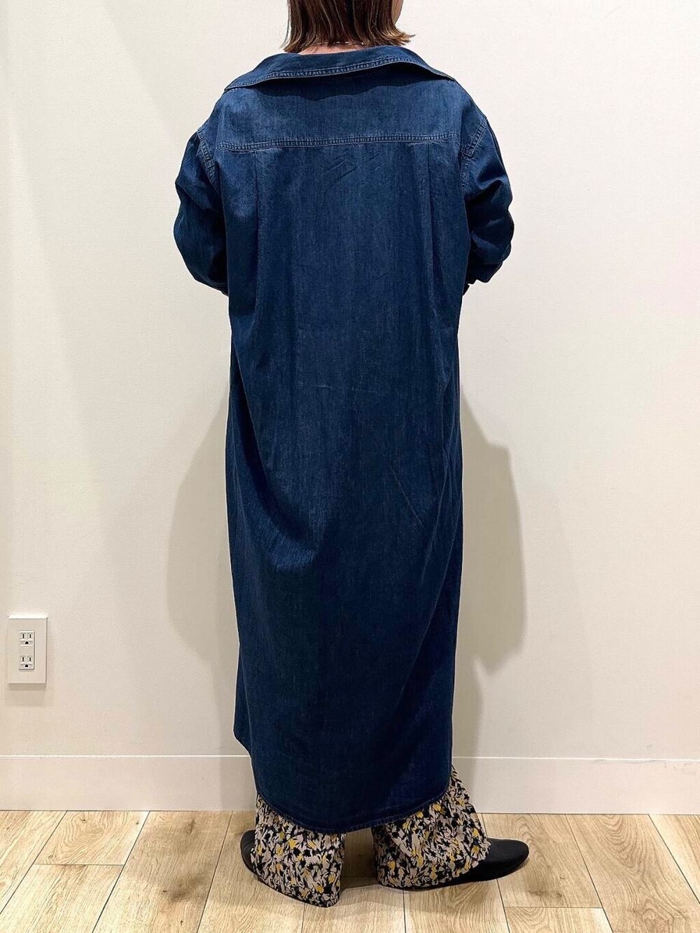 ブルー系のワンピース、ベージュ系のその他パンツ、ブラック系のパンプスを着用したレディースの夏コーディネートの7枚目の写真