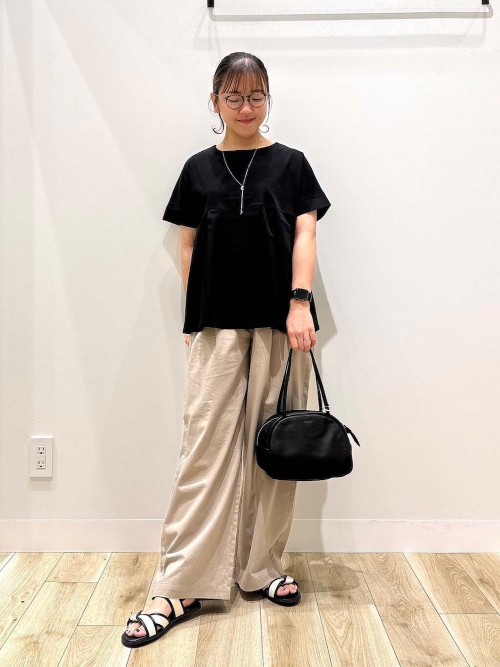 「大人カジュアル、カジュアル、ママコーデ、カジュアルコーデ、シンプルコーデ、サンダル、低身長、デート、休日コーデ、オフィスカジュアル、オフィス、30代、楽ちん、ウエストゴム、体型カバー」｜「SMELLYのニュアンスメタルスライドネックレス（ネックレス、シルバー系）」を使った、ながせさん（レディース・156cm）の夏コーディネートの5枚目の写真