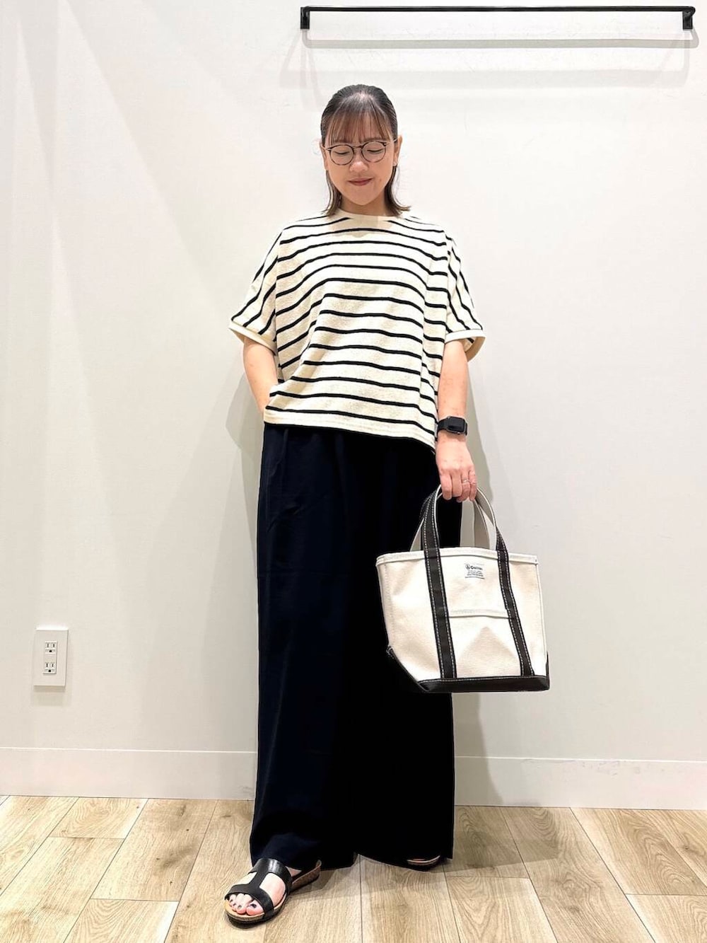 「大人カジュアル、カジュアル、ママコーデ、カジュアルコーデ、シンプルコーデ、サンダル、低身長、デート、休日コーデ、オフィスカジュアル、オフィス、30代、楽ちん、体型カバー、骨格ナチュラル」｜「FORK&SPOONのFORK&SPOON　ツータックワイドイージーパンツ（その他パンツ、ブルー系）」を使った、ながせさん（レディース・156cm）の夏コーディネートの2枚目の写真