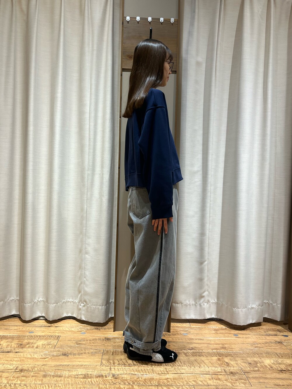 ブルー系のスウェット、グレー系のパンツを着用したレディースの冬コーディネートの2枚目の写真