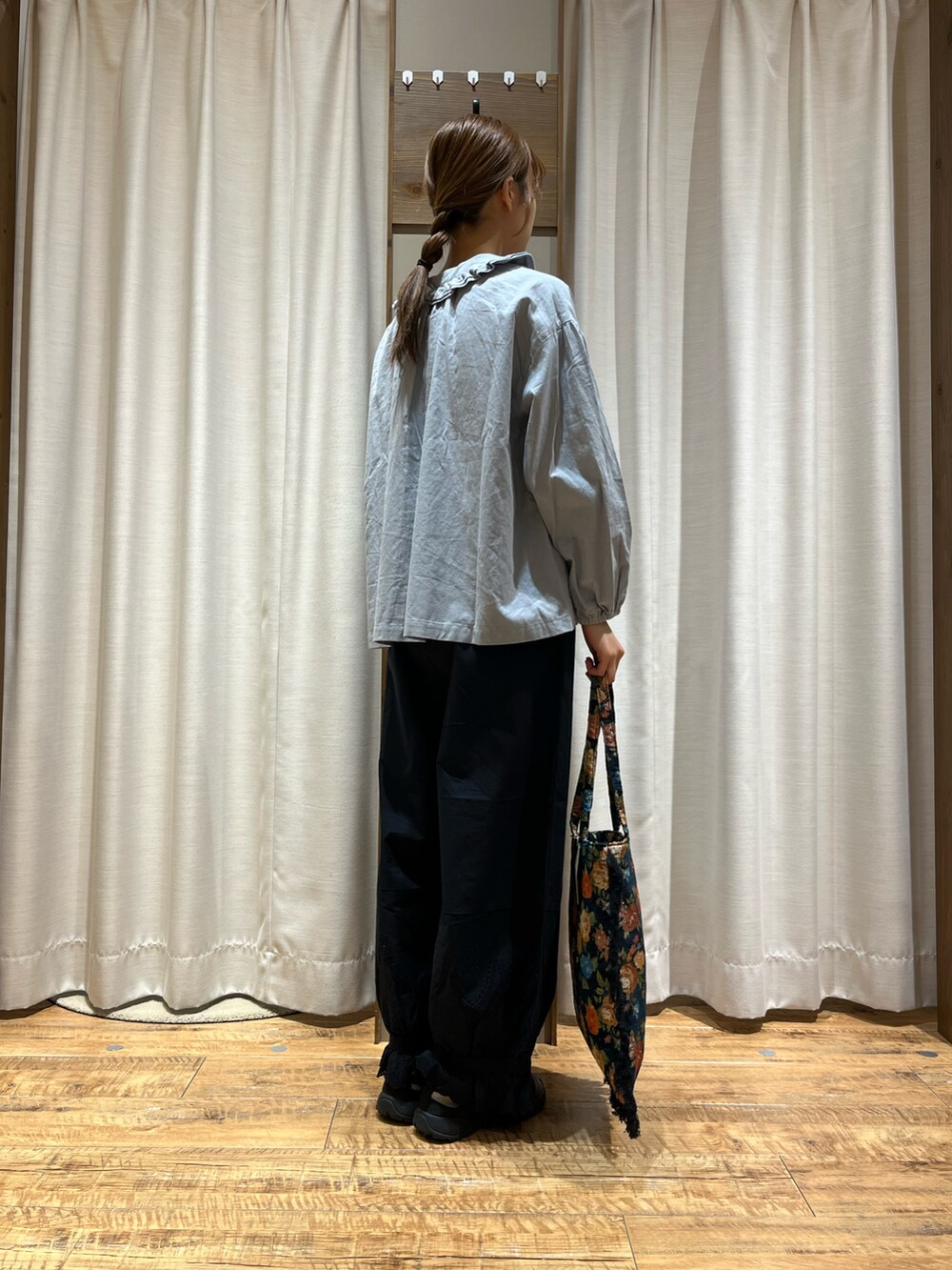 ブルー系のシャツ/ブラウス、ブラック系のパンツ、ブラック系のバッグを着用したレディースの秋コーディネートの2枚目の写真