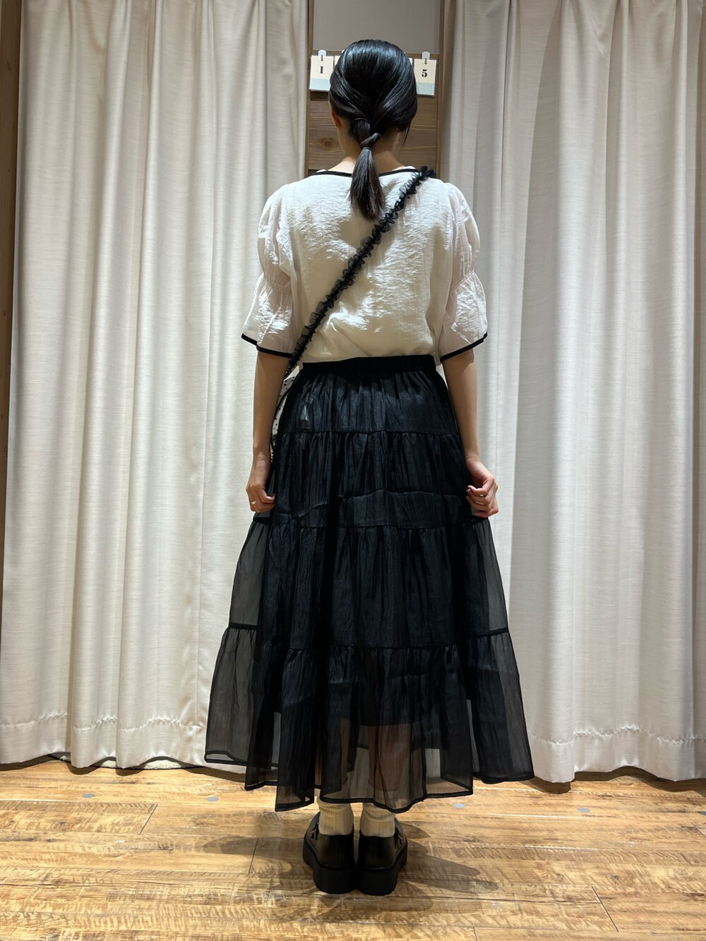 ホワイト系のシャツ/ブラウス、グリーン系のスカート、ブラック系のシューズを着用したレディースの夏コーディネートの3枚目の写真