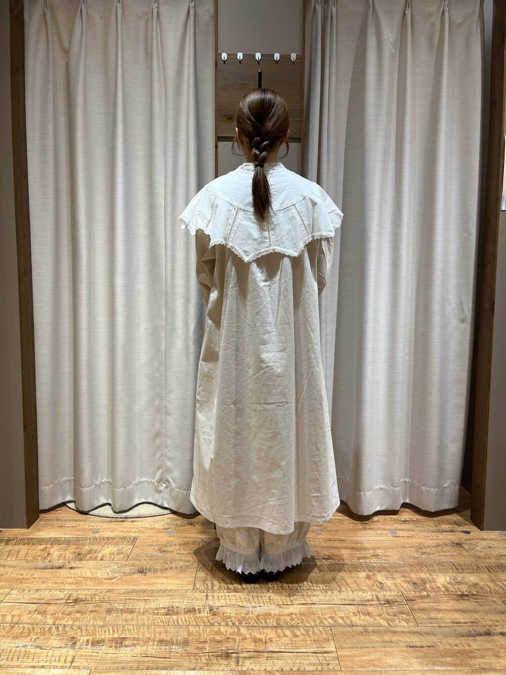 ホワイト系のワンピース、ホワイト系のその他パンツ、ブラック系のパンプスを着用したレディースの秋コーディネートの2枚目の写真