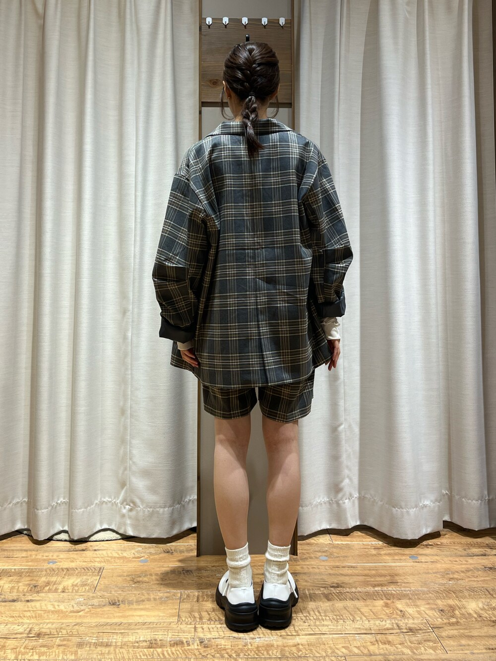 ホワイト系のスニーカー、グレー系のその他パンツ、グレー系のTシャツ/カットソーを着用したレディースの秋コーディネートの3枚目の写真