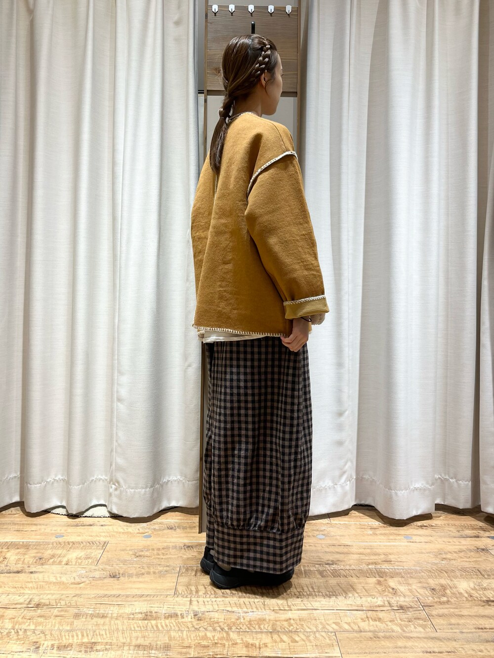 ブラウン系のその他パンツ、イエロー系のノーカラージャケット、ホワイト系の手袋を着用したレディースの秋コーディネートの2枚目の写真