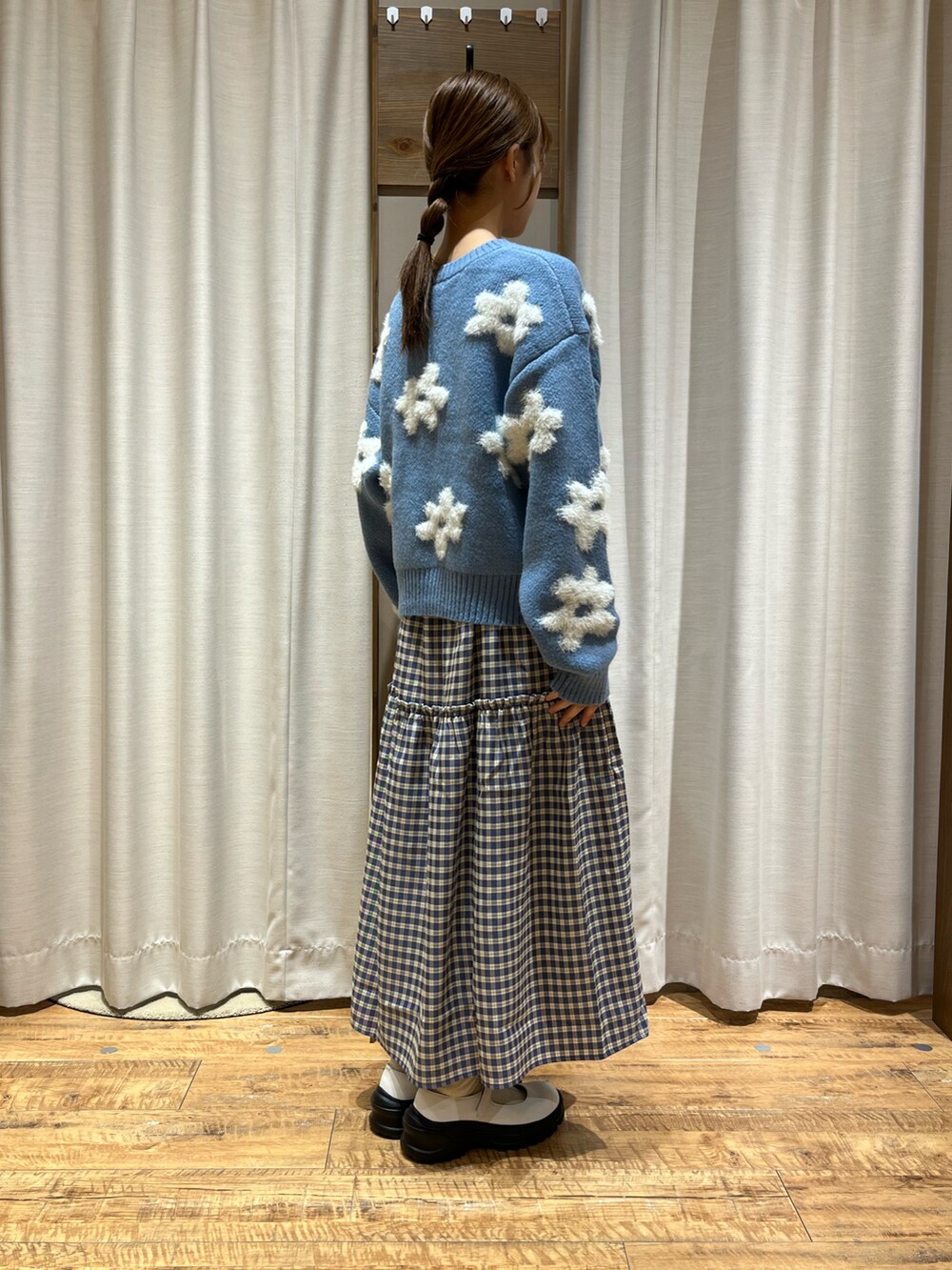 ブルー系のニット/セーター、ブルー系のワンピース、ホワイト系のスニーカーを着用したレディースの秋コーディネートの2枚目の写真