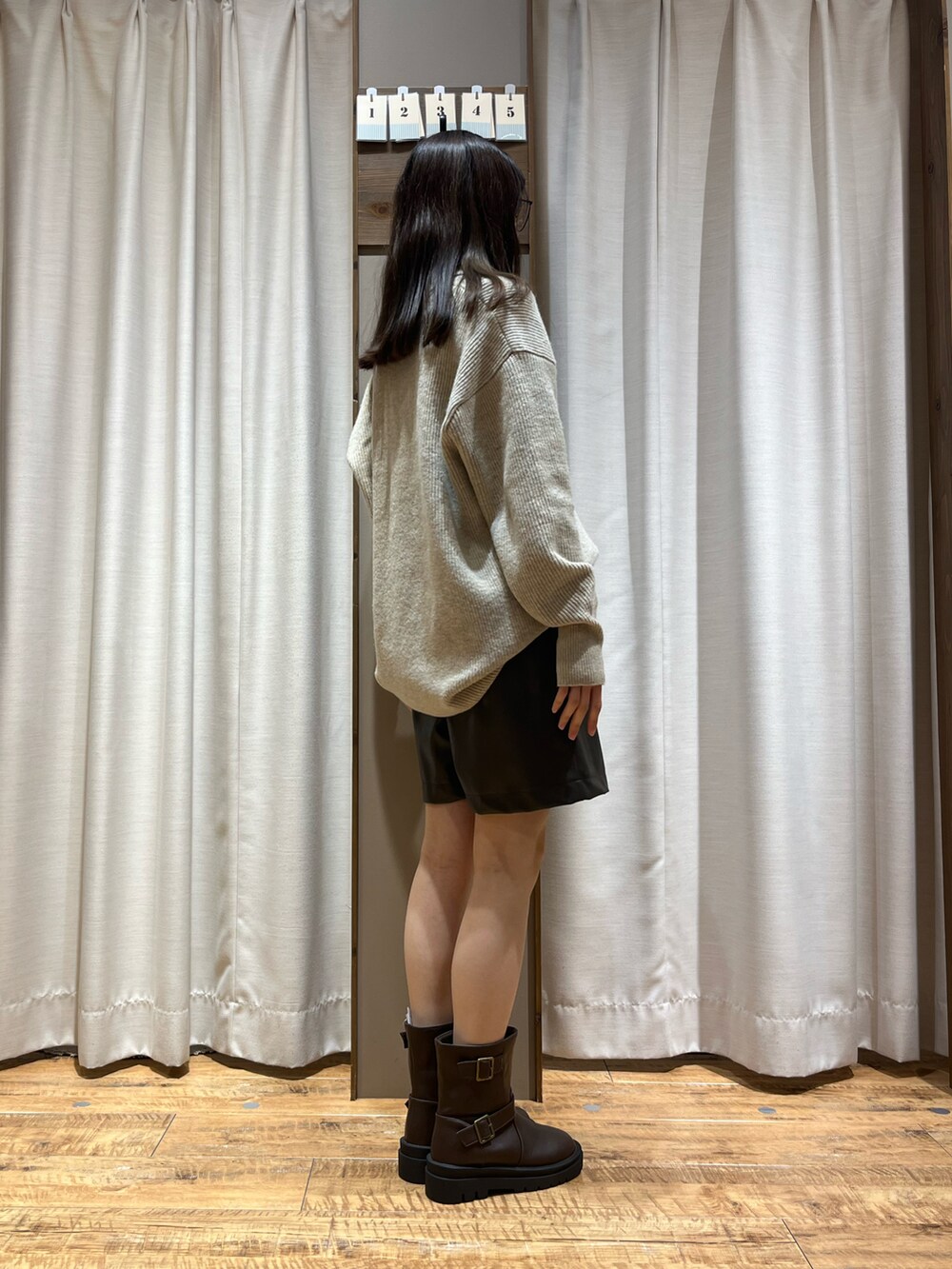 ベージュ系のトップス、ブラウン系のその他パンツ、ブラウン系のブーツを着用したレディースの冬コーディネートの2枚目の写真