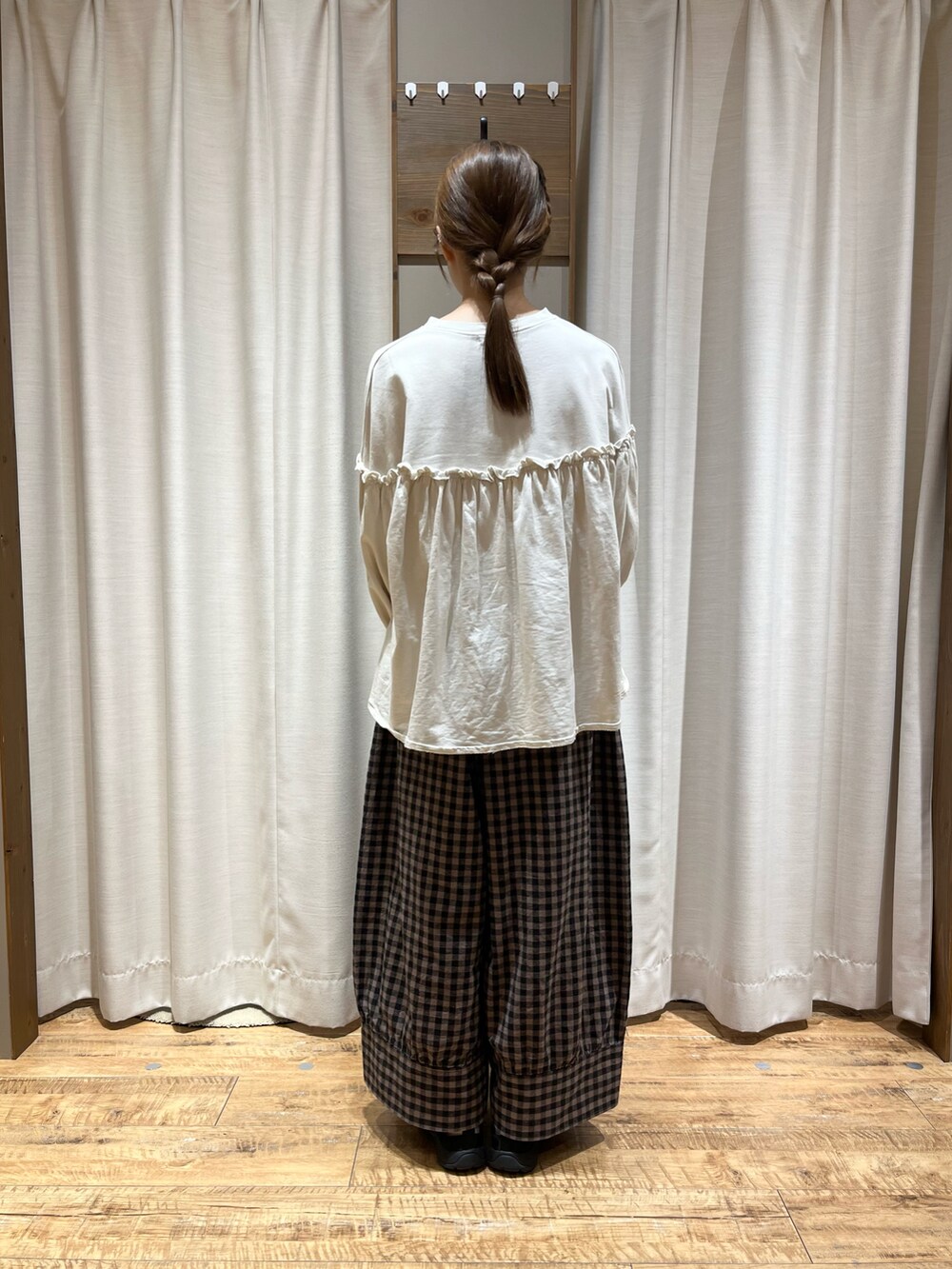 ホワイト系のトップス、ブラウン系のその他パンツ、ホワイト系のバッグを着用したレディースの秋コーディネートの3枚目の写真
