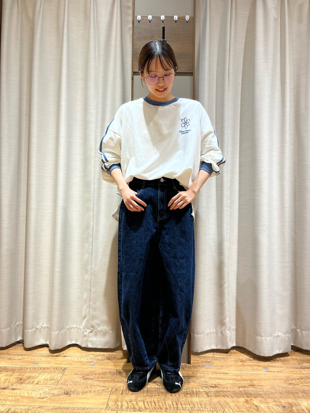 ブルー系のトップス、ブルー系のパンツを着用したレディースの冬コーディネートの2枚目の写真