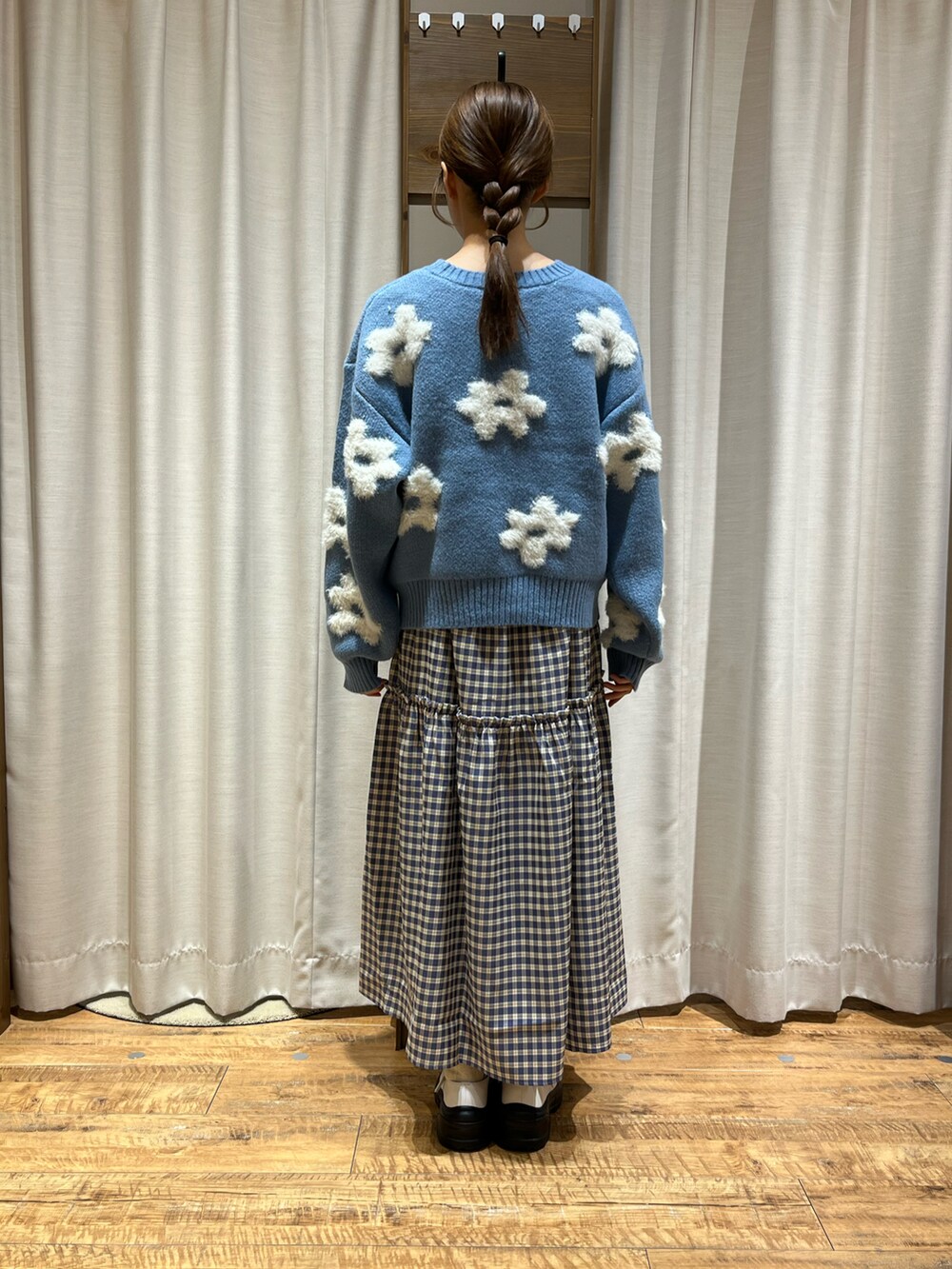 ブルー系のニット/セーター、ブルー系のワンピース、ホワイト系のスニーカーを着用したレディースの秋コーディネートの3枚目の写真