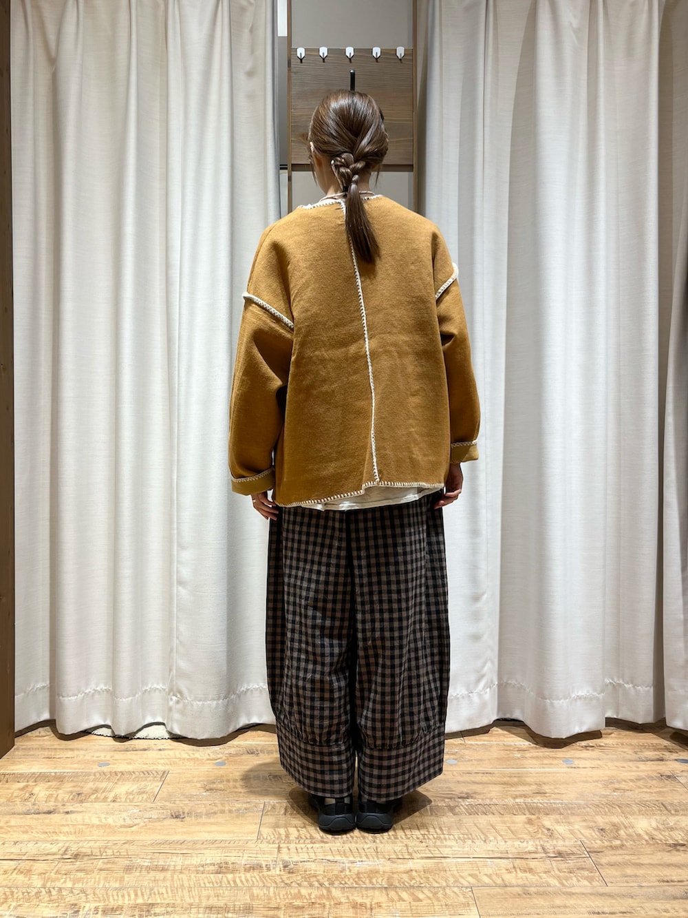 ブラウン系のその他パンツ、イエロー系のノーカラージャケット、ホワイト系の手袋を着用したレディースの秋コーディネートの3枚目の写真