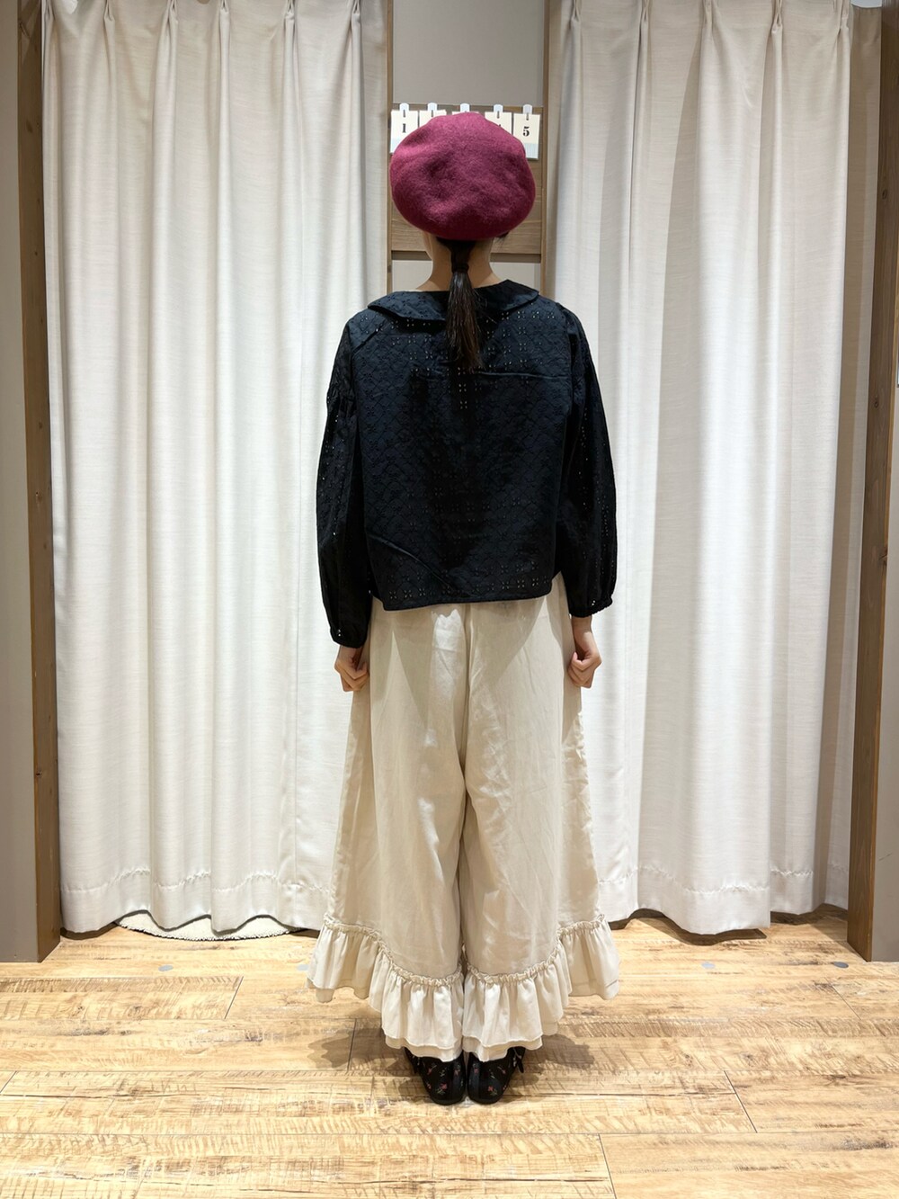 ベージュ系のパンツ、オレンジ系のシャツ/ブラウス、ブラウン系のシューズを着用したレディースの夏コーディネートの3枚目の写真