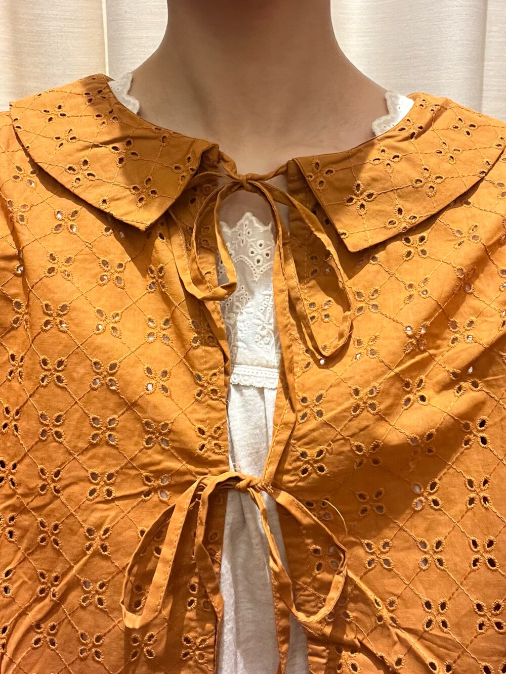 オレンジ系のシャツ/ブラウス、ブラウン系のバッグ、ブラウン系のシューズを着用したレディースの夏コーディネートの3枚目の写真