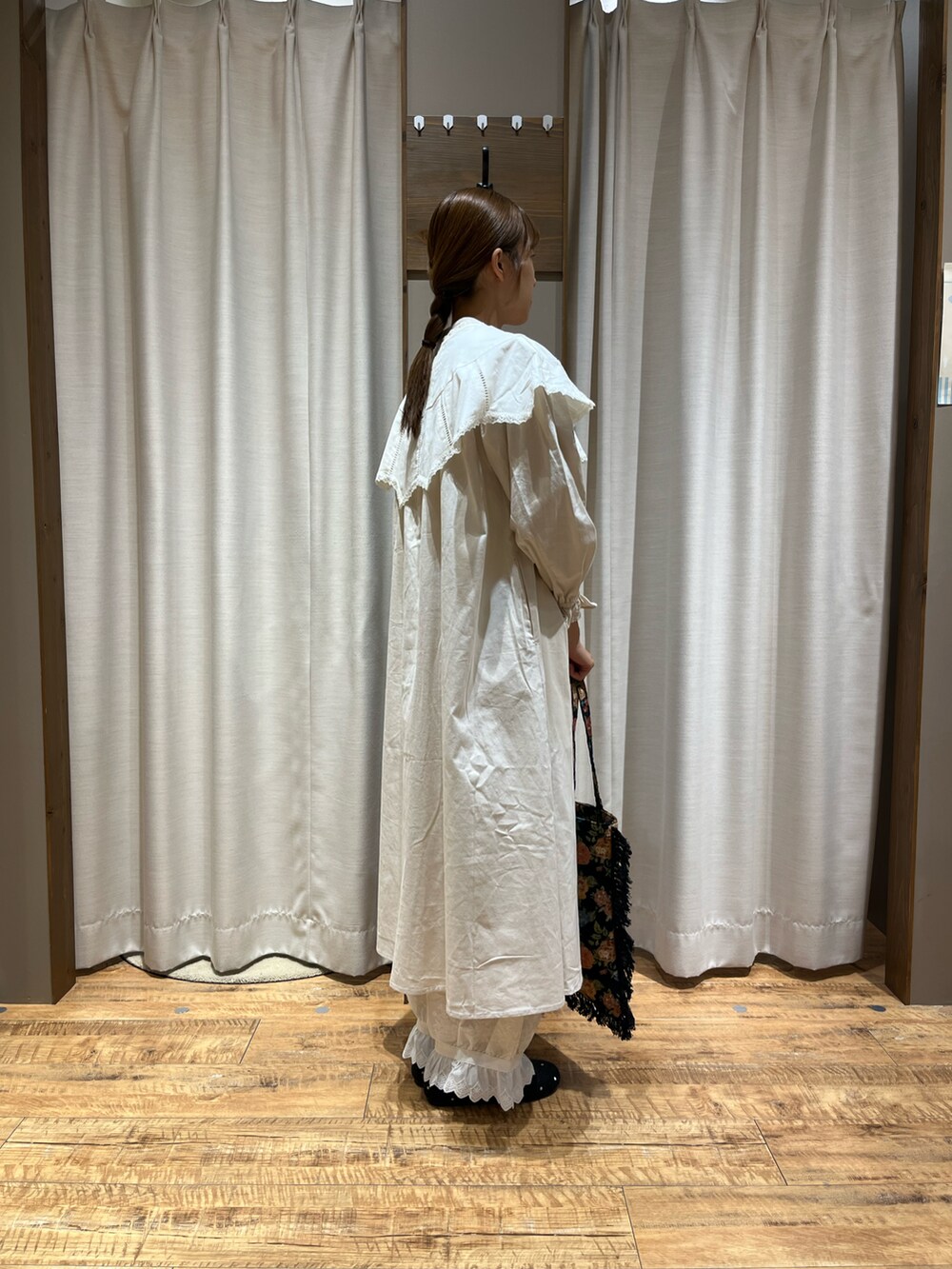 ホワイト系のワンピース、ホワイト系のその他パンツ、ブラック系のパンプスを着用したレディースの秋コーディネートの3枚目の写真