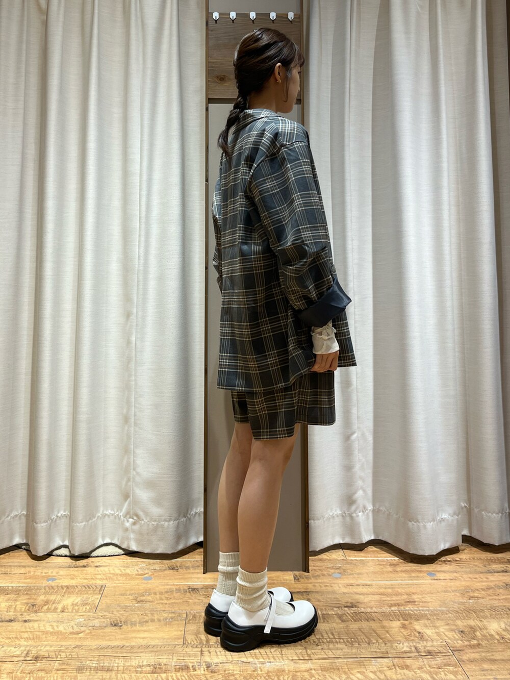 ホワイト系のスニーカー、グレー系のその他パンツ、グレー系のTシャツ/カットソーを着用したレディースの秋コーディネートの2枚目の写真