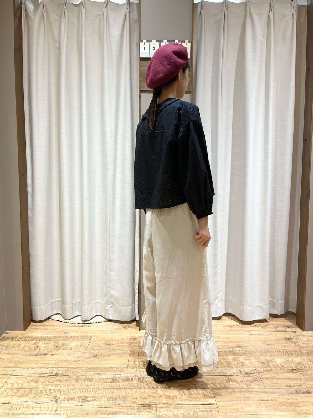 ベージュ系のパンツ、オレンジ系のシャツ/ブラウス、ブラウン系のシューズを着用したレディースの夏コーディネートの2枚目の写真