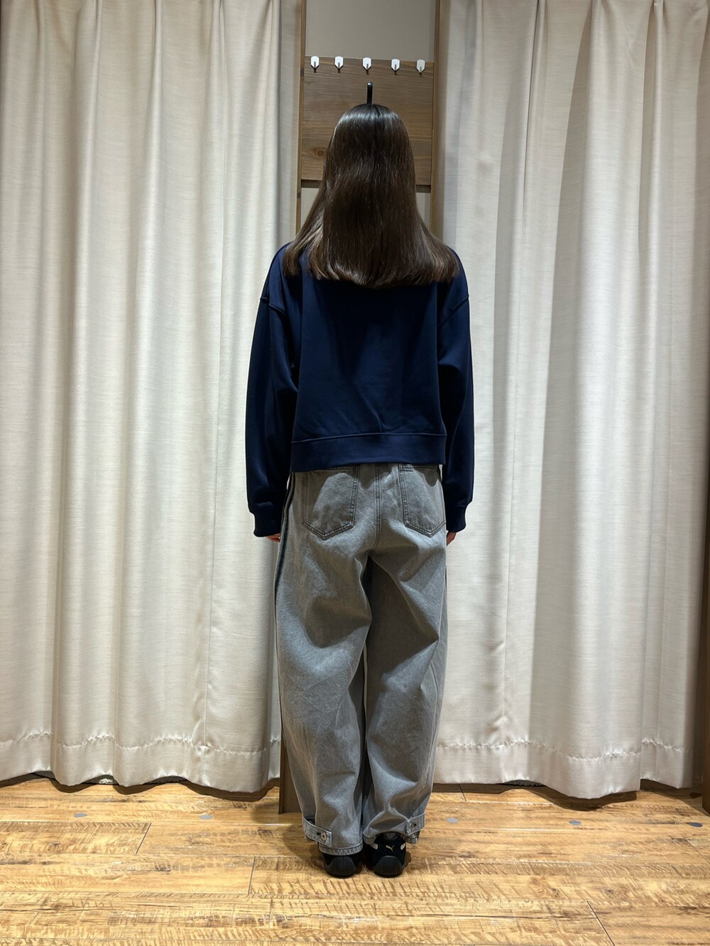 ブルー系のスウェット、グレー系のパンツを着用したレディースの冬コーディネートの3枚目の写真