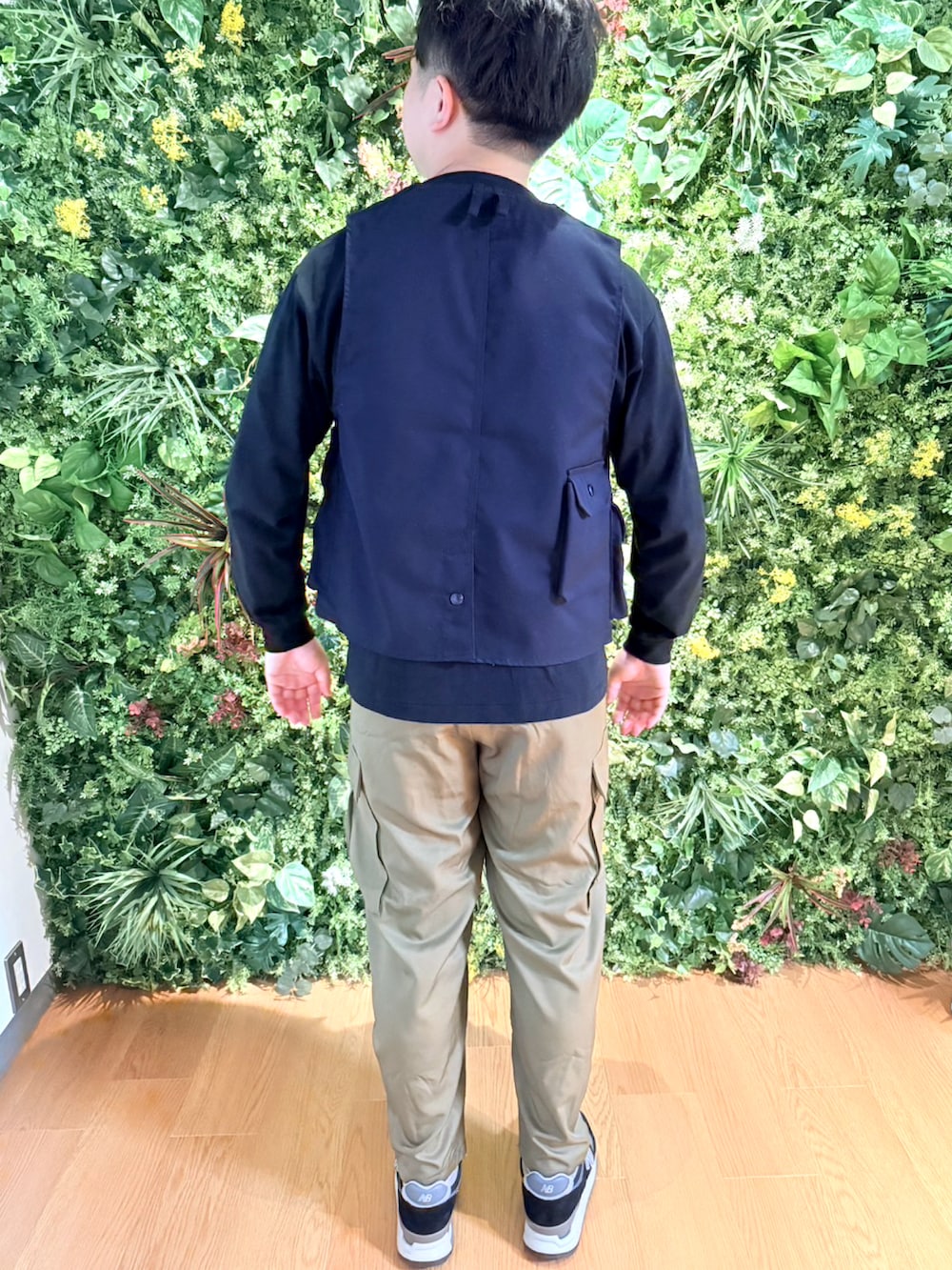 「ベスト、ワイドパンツ、ENGINEERED GARMENTS、ゆるコーデ、今日のコーデ、ストリートコーデ、ミリタリー、リラックススタイル」｜「NEW BALANCEのアイテム（スニーカー、ブラック系）」を使った、shuuuuuunchiiiさん（メンズ・168cm）の春コーディネートの2枚目の写真