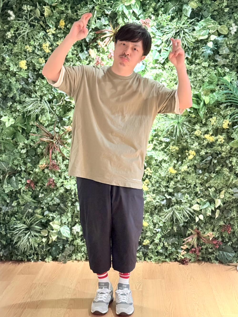 「MUJI Labo、COMME des GARCONS、N.HOOLYWOOD、stussy、New Balance、春夏コーデ、ブラックコーデ、シンプルスタイル、チェック、大人カジュアル、春めき満開コーデ」｜「NEW BALANCEのアイテム（スニーカー、グレー系）」を使った、shuuuuuunchiiiさん（メンズ・168cm）の春コーディネートの2枚目の写真