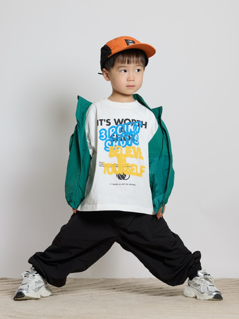 「プチプラ、スポーツミックス、ストリート、スニーカー、厚底シューズ、Tシャツ、ロゴT、カーゴパンツ、パーカー、春夏コーデ、キャップ」｜「GUのアイテム（Tシャツ/カットソー、ホワイト系）」を使った、STKくんさん（キッズ・100cm）の夏コーディネートの5枚目の写真