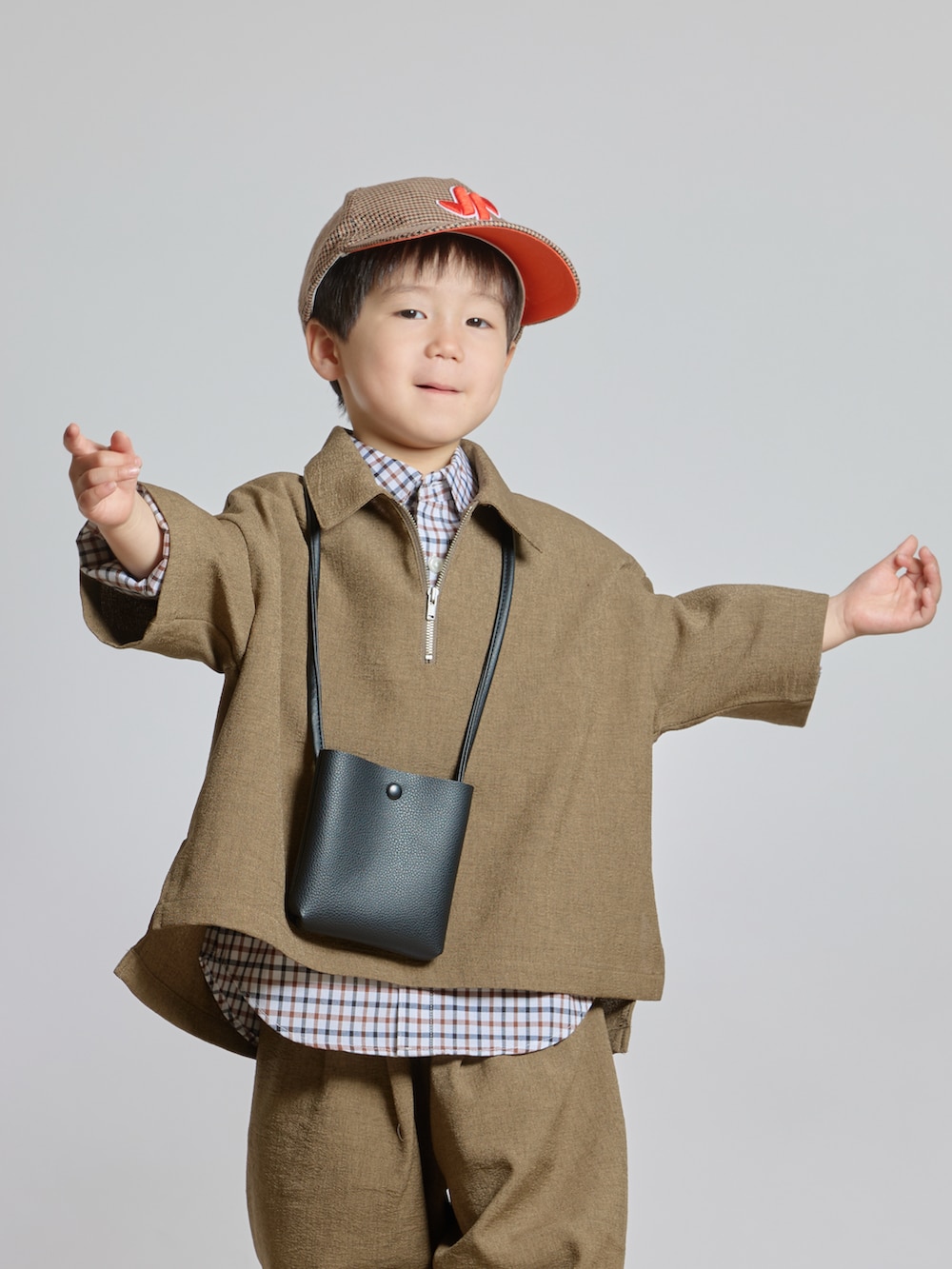 「チェック、カジュアルコーデ、お出かけコーデ、ショルダーバッグ、スニーカー、厚底シューズ、ワイドパンツ、セットアップ、シャツスタイル、レイヤードスタイル、キャップ、春夏コーデ、ブラウン、きれいめカジュアル、ブラウス」｜「LOWRYS FARMのホップサックＺＩＰポロ　241760（シャツ/ブラウス、ブラウン系）」を使った、STKくんさん（キッズ・100cm）の春コーディネートの2枚目の写真
