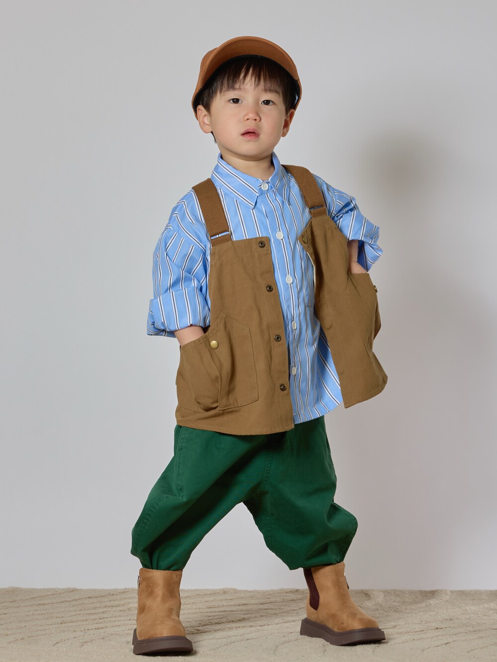 ブルー系のシャツ/ブラウス、ベージュ系のベスト、グリーン系のチノパンツを着用したキッズの春コーディネートの5枚目の写真