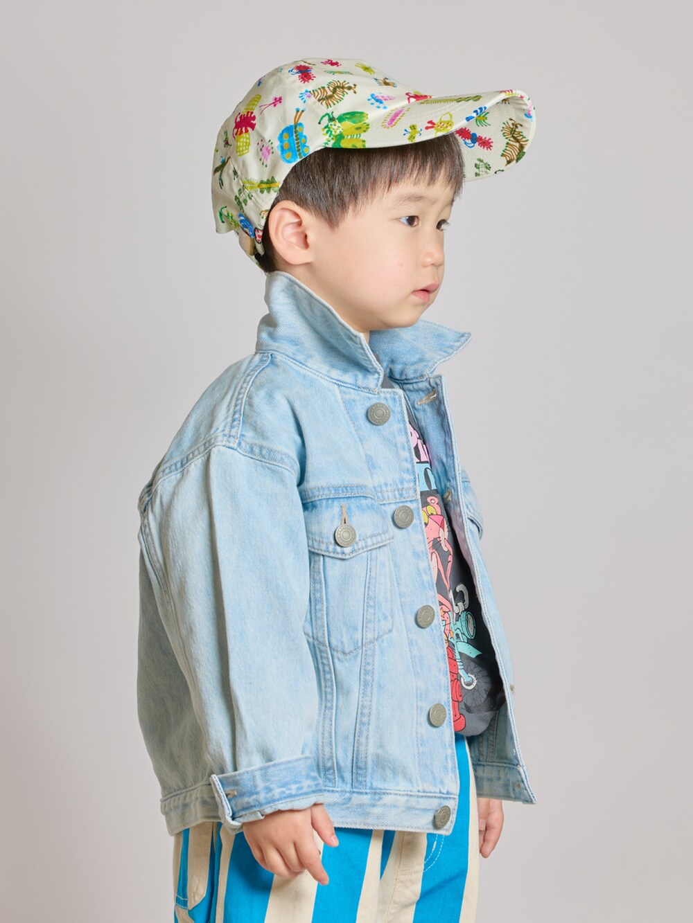 グレー系のTシャツ/カットソー、ブルー系のデニムジャケット、ブルー系のその他パンツを着用したキッズの春コーディネートの2枚目の写真