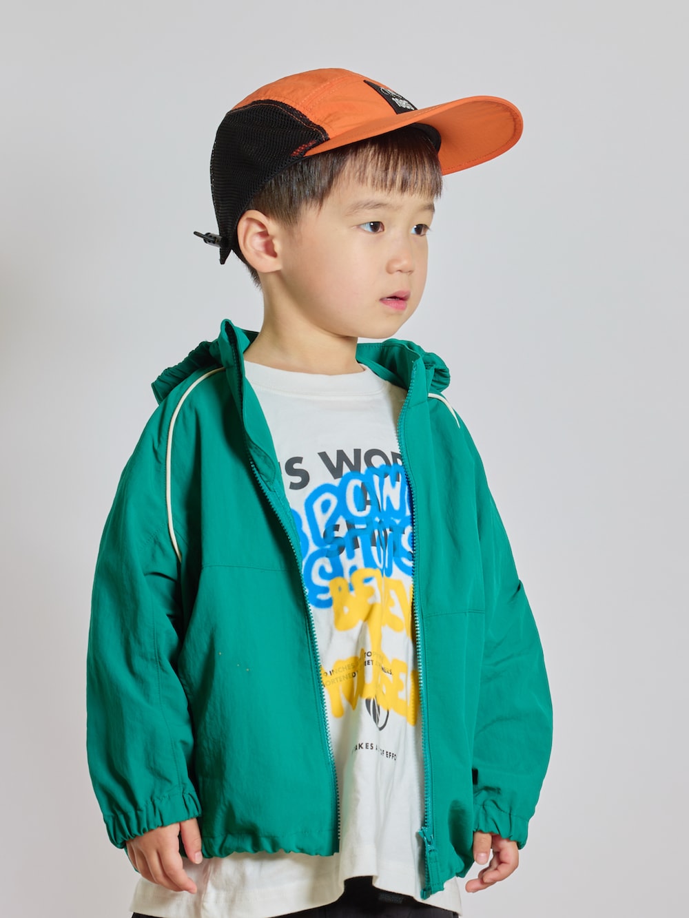 「プチプラ、スポーツミックス、ストリート、スニーカー、厚底シューズ、Tシャツ、ロゴT、カーゴパンツ、パーカー、春夏コーデ、キャップ」｜「GUのアイテム（Tシャツ/カットソー、ホワイト系）」を使った、STKくんさん（キッズ・100cm）の夏コーディネートの2枚目の写真