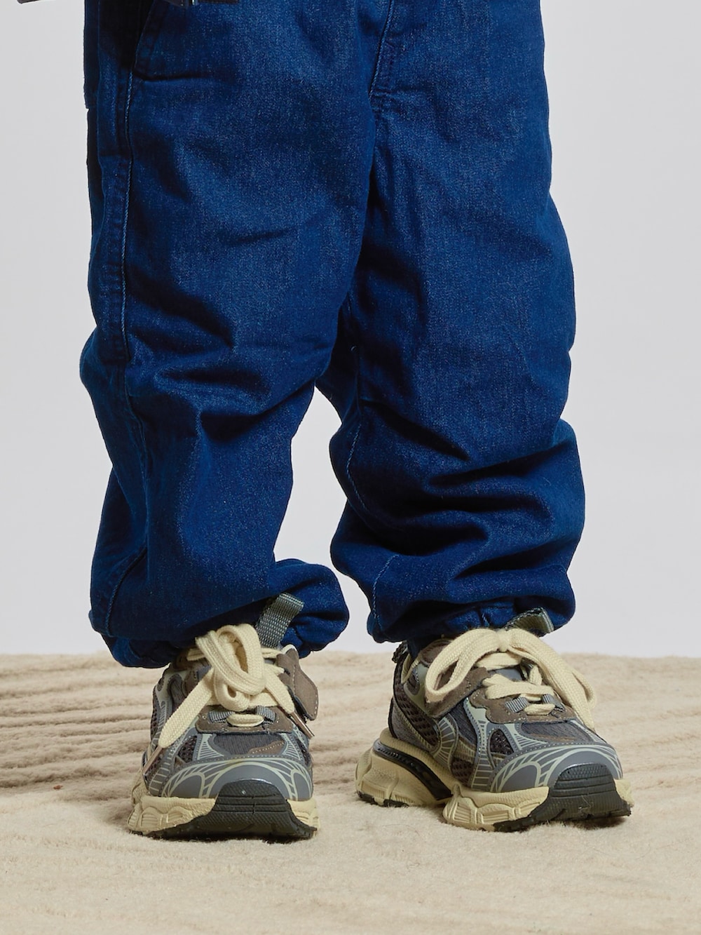 ブルー系のニット/セーター、ブルー系のダウンジャケット/コート、ブルー系のデニムパンツを着用したキッズの秋コーディネートの3枚目の写真