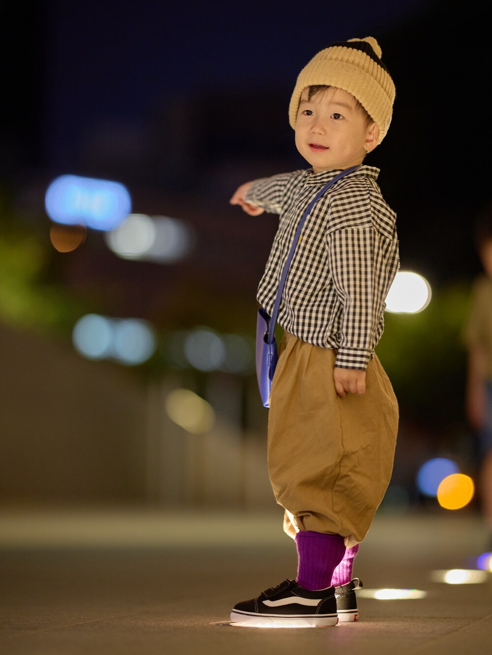 ブラック系のシャツ/ブラウス、ブラウン系のパンツ、ブラック系のスニーカーを着用したキッズの秋コーディネートの4枚目の写真