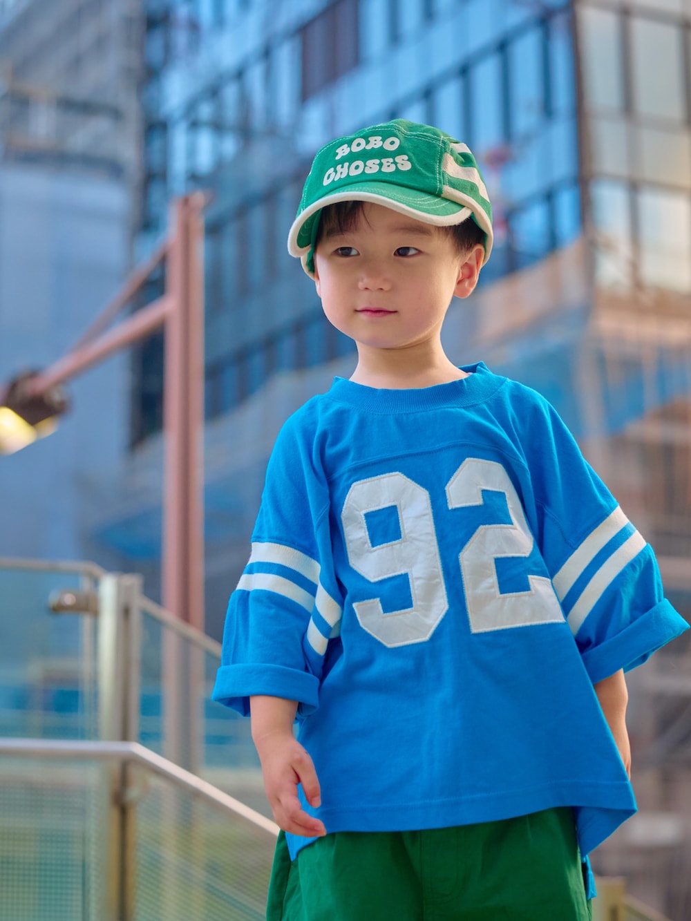 ブルー系のTシャツ/カットソー、グリーン系のその他パンツ、ブルー系のスニーカーを着用したキッズの夏コーディネートの2枚目の写真