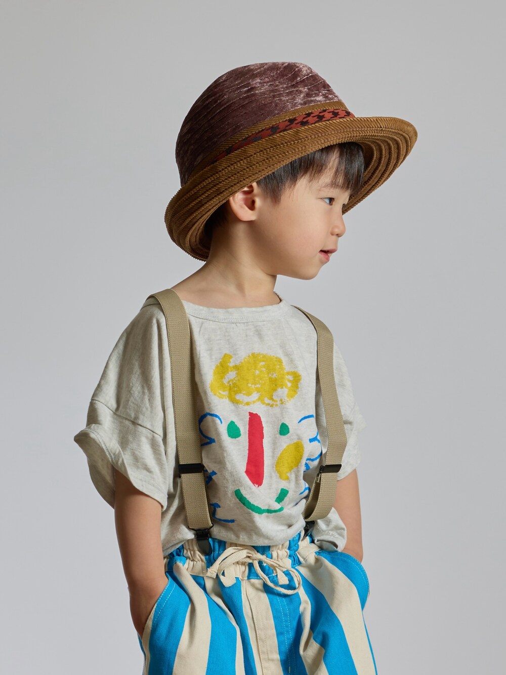 グレー系のTシャツ/カットソー、ブルー系のその他パンツ、ブルー系のスニーカーを着用したキッズの春コーディネートの2枚目の写真